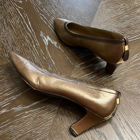 Vintage Stuart Weitzman metallic brown with bronze rounded toe heel/pump 2.75” - Picture 8 of 17